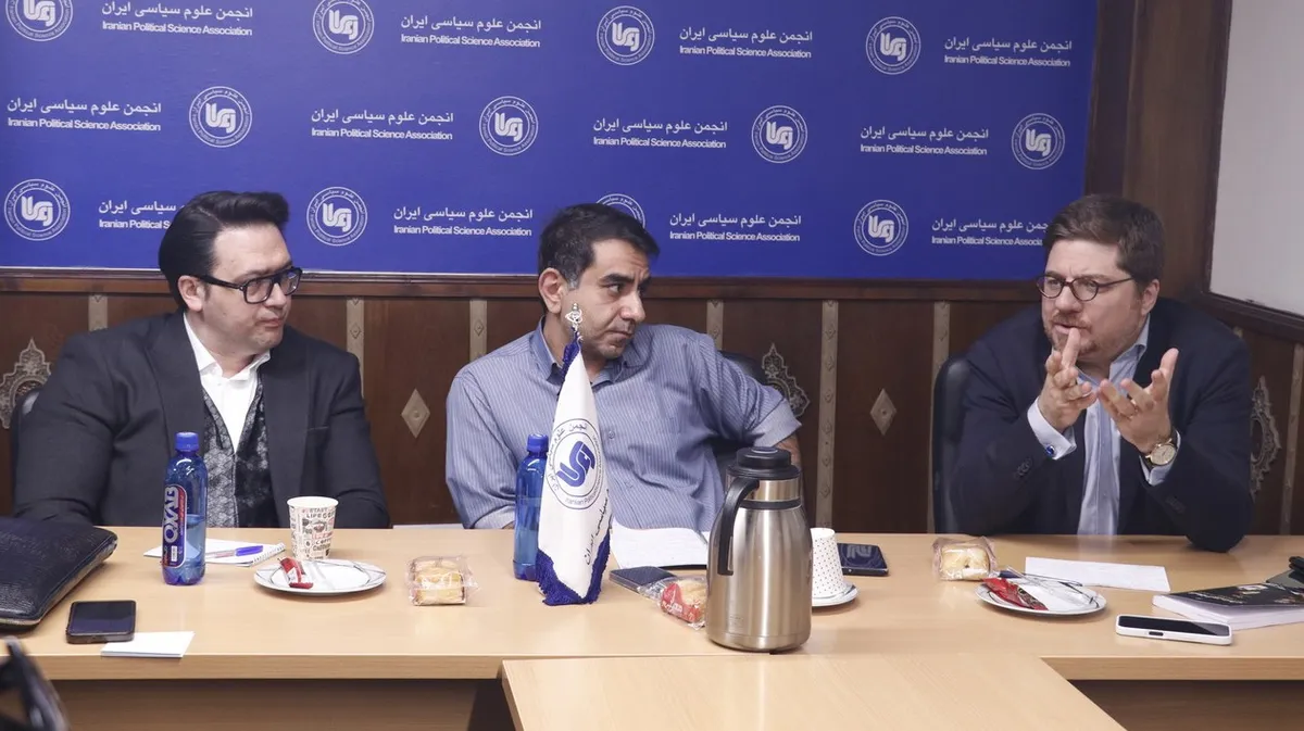 نشست نقد و بررسی کتاب «افسانه قرون وسطی» اثر رمی براگ